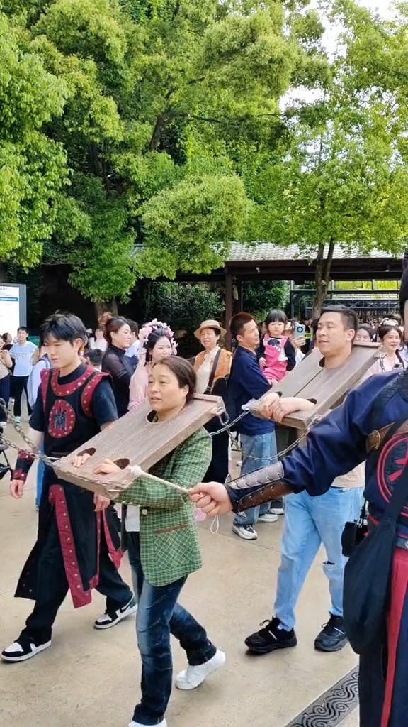 杭州宋城游客可坐囚车戴罪枷游街。抖音@叫我小欧同学