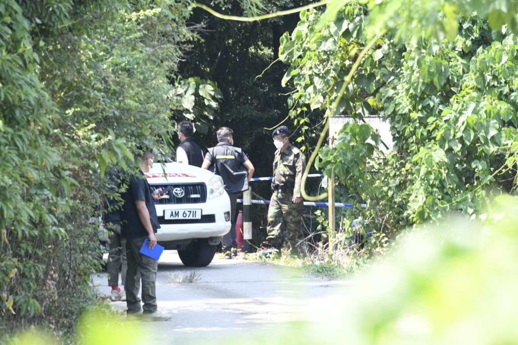 大批警员在附近搜查，警员封闭坪洋村附近一段路。
