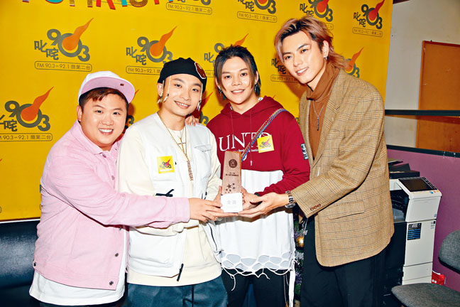 ERROR自揭乘機摸Do姐的玉手。