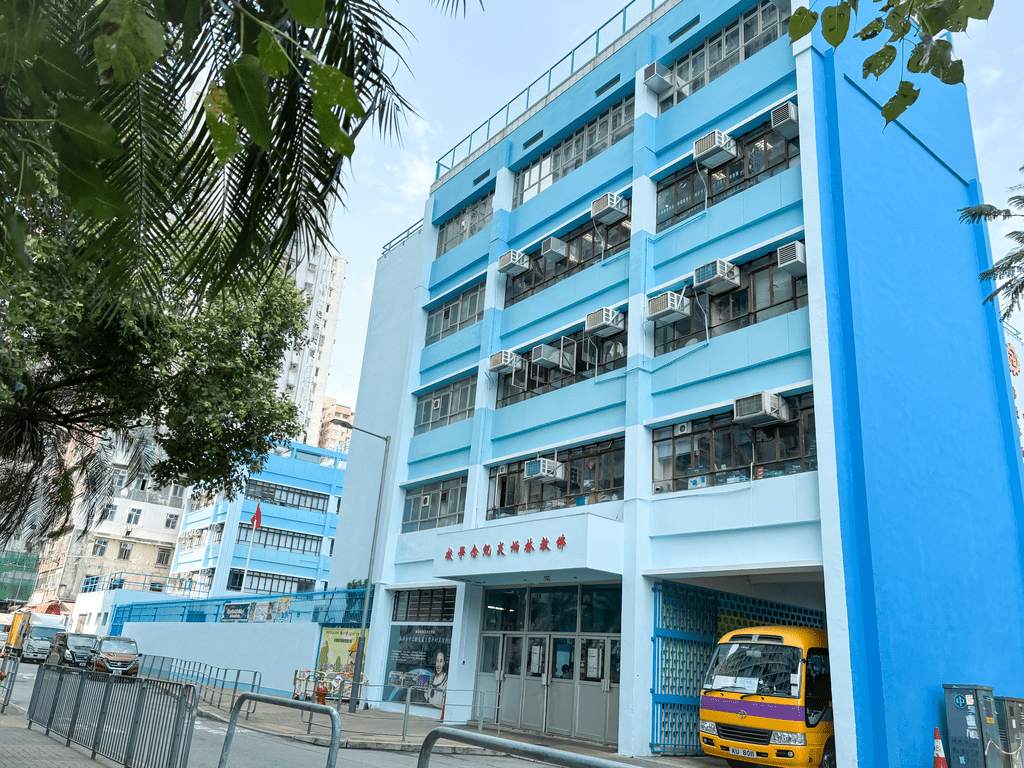 佛教林炳炎紀念學校於本學年也將中、英文默書次數由12至14次，大幅減少為上、下學期各五次。佛教林炳炎紀念學校（圖片來源：小學概覽）