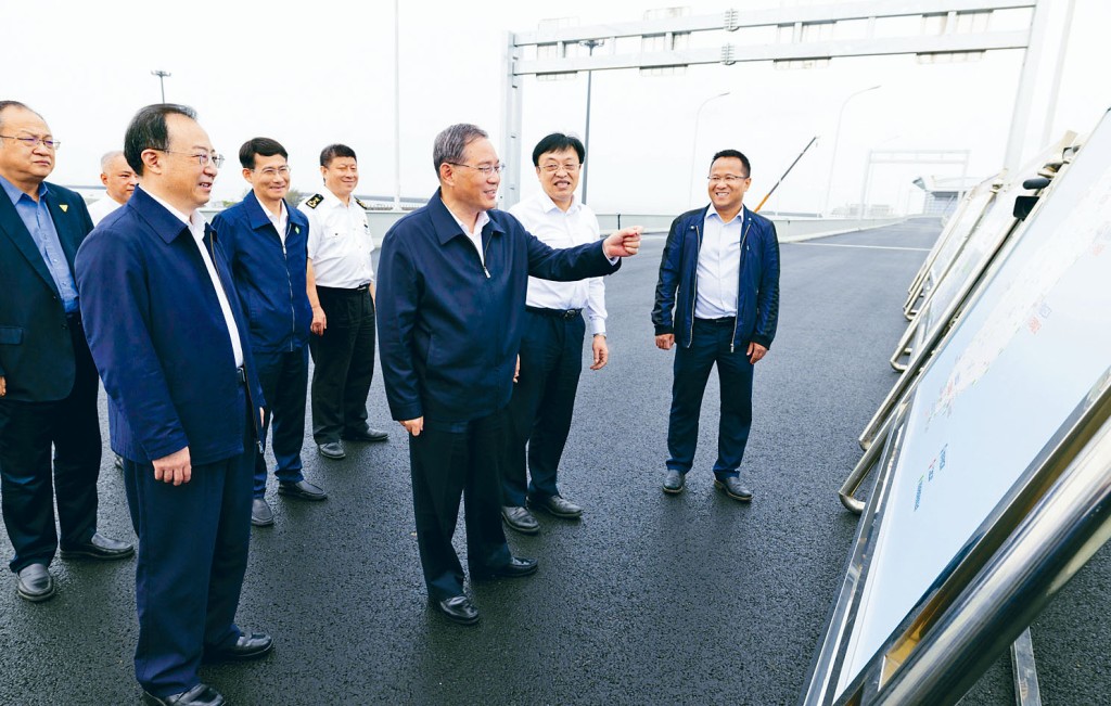 国务院总理李强在海口新海港客运枢纽项目，听取封关运作项目进展情况等汇报。 