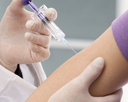 林鄭月娥表示會為特定年齡組群女學童免費接種子宮頸癌疫苗(HPV)。