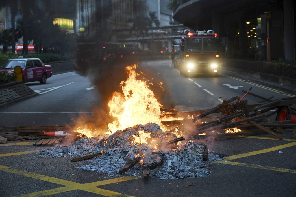 政府2019年10月宣布實施《禁蒙面法》後，全港多區都爆發示威及衝突。資料圖片