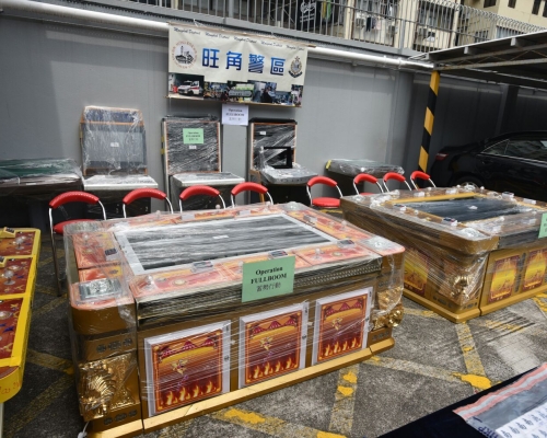 警方檢獲釣魚機、電動麻雀枱、一批遊戲點數卡。楊偉亨攝