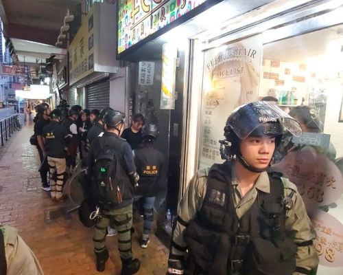 警方在干諾道西截查黑衣人。