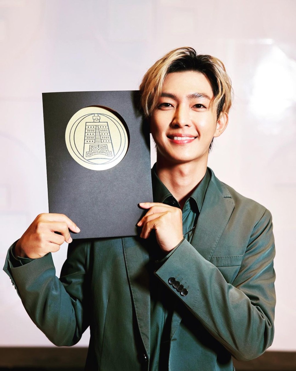 可是斜槓做主持卻入圍了金鐘獎。