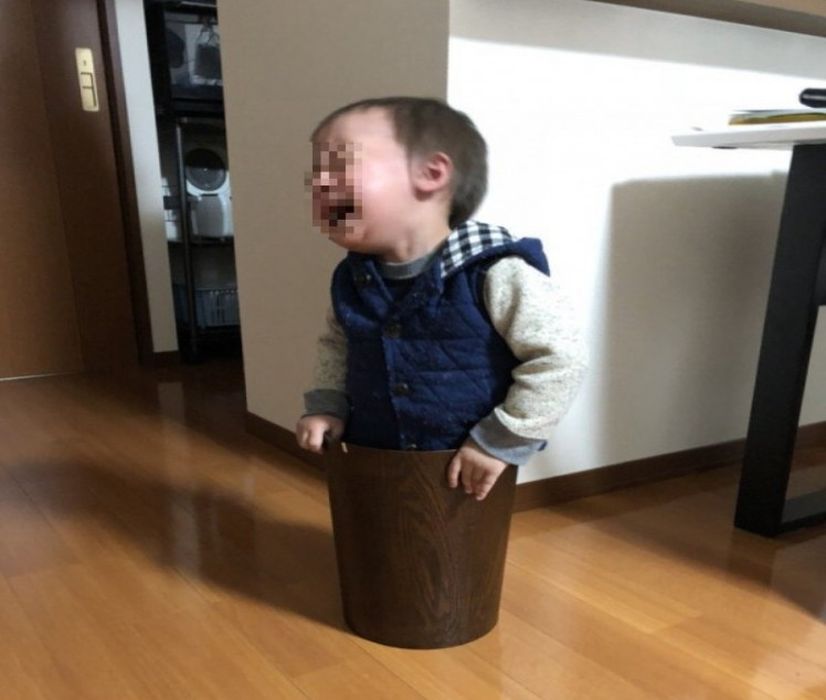 踏进垃圾桶困住出不来狂哭。Twitter