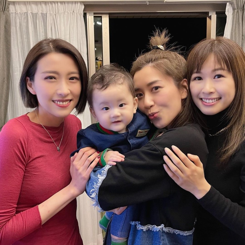 姚子羚、黃智雯和趙希洛搶住同Jaco合照。