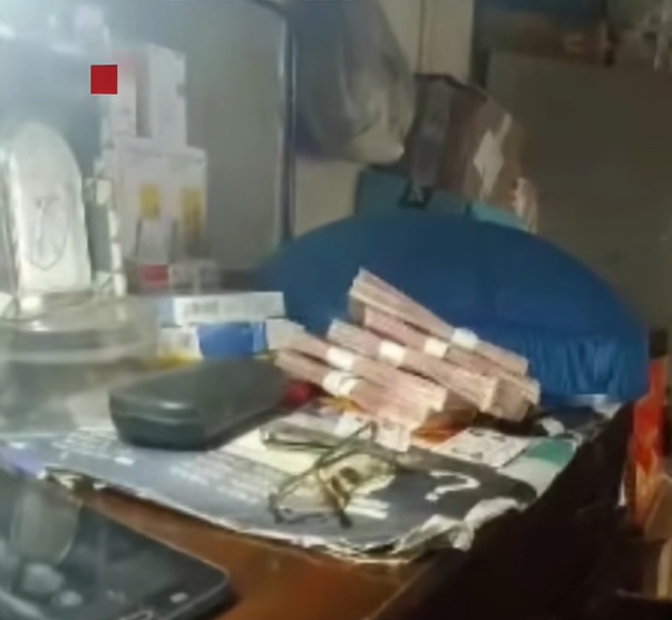 執行警員搜查發現該上海大媽將240餘萬元現金藏在家中。