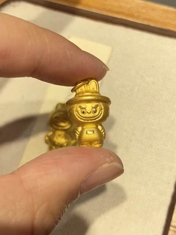 泡泡瑪特客服人員指,公司未有銷售「黃金版」LABUBU飾品。抖音@蛋姐愛珠寶(水貝芮麟) 泡泡瑪特客服人員指,公司未有銷售「黃金版」LABUBU飾品。抖音@蛋姐愛珠寶(水貝芮麟)