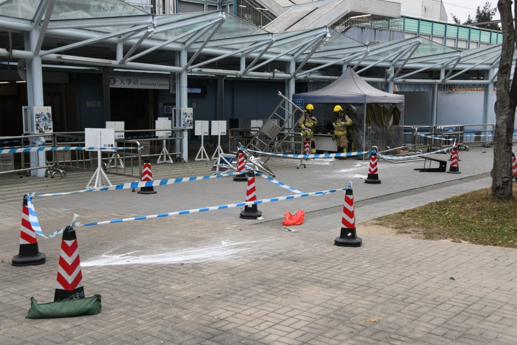 地上遺下白色粉末。