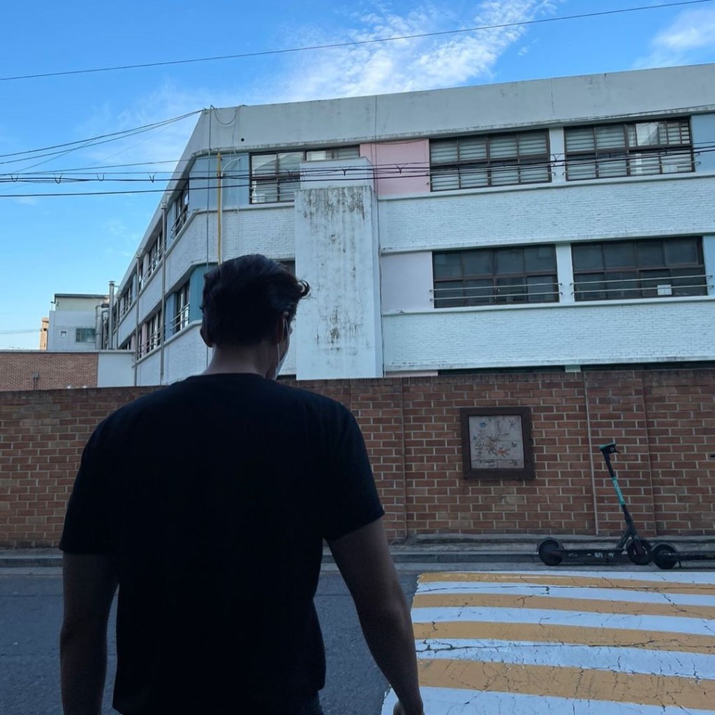 李鍾碩還貼上金宇彬兩張背影照。