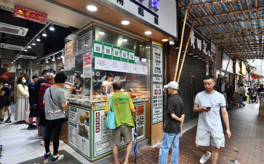 疫市後經濟不景,廉價的「兩餸飯」趁勢冒起。盧江球攝 疫市後經濟不景,廉價的「兩餸飯」趁勢冒起。盧江球攝