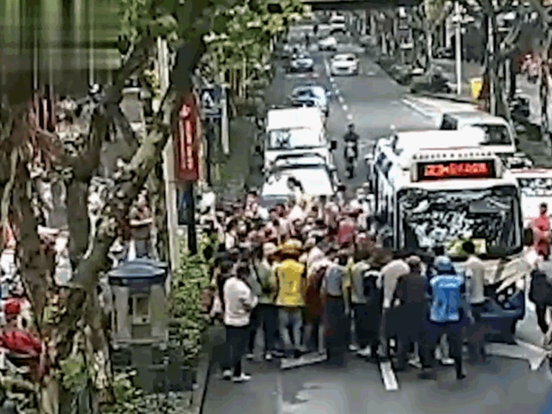 途人一呼百應合力將公車抬起。網圖