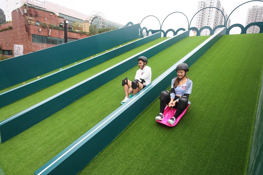 场内有逾5米高的滑草梯。