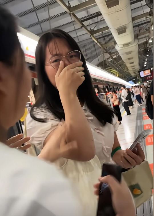 深圳地鐵的野蠻阿婆離開車廂後仍不斷指罵他人。微博＠黃西炮