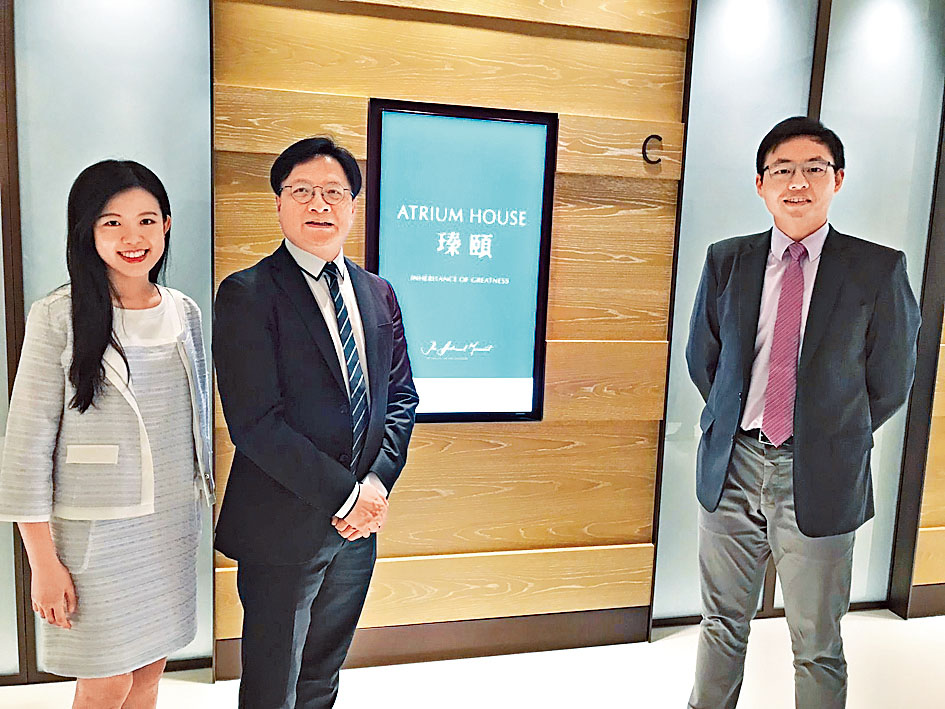 新世界黃浩賢表示（圖中），元朗瑧頤料最快兩周內可獲批，隨即部署銷售。左為蔡靜瑜、右為陳冬陽。