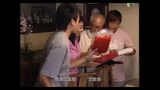 兩人在20年前播出的TVB劇集《甜孫爺爺》曾經合作，陳秀珠飾演方力申的媽媽「王阿媽」。