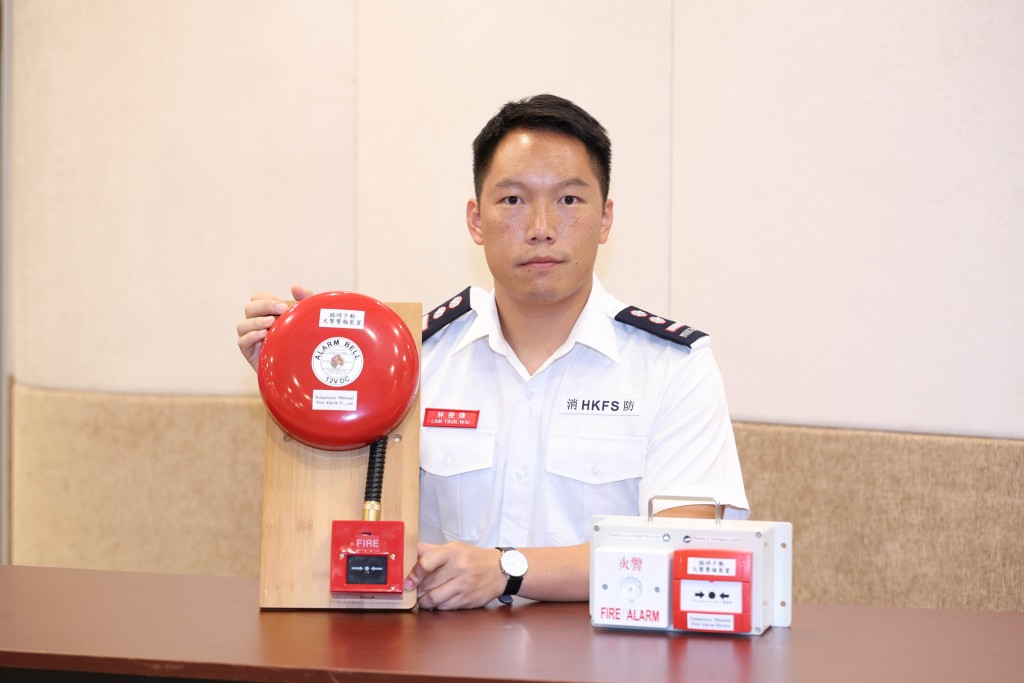 消防處高級消防隊長（政策）林俊煒指，「臨時手動火警警報裝置」是整合警報發聲器及手動火警鐘掣的單一組件，只需按動裝置鐘掣，就可即時觸發聲響警報。