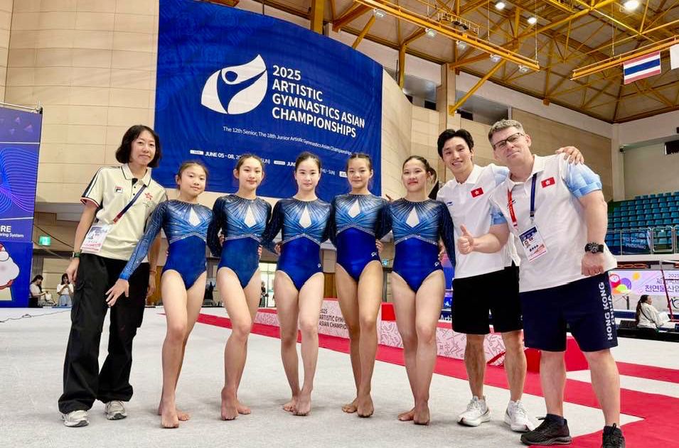 石仔(右二)今年初正式退役,並開始女子體操隊的教練工作。Sergiy FB 圖 石仔(右二)今年初正式退役,並開始女子體操隊的教練工作。Sergiy FB 圖
