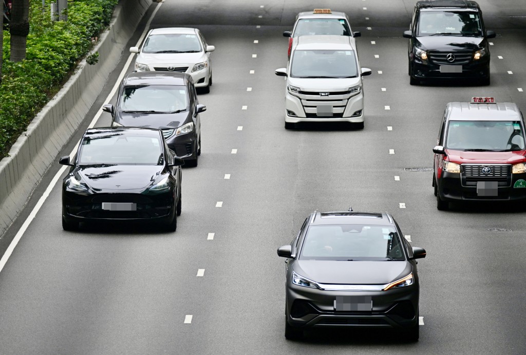 電動私家車首次登記比例由2021年的24%，激增至2025年的逾70%。