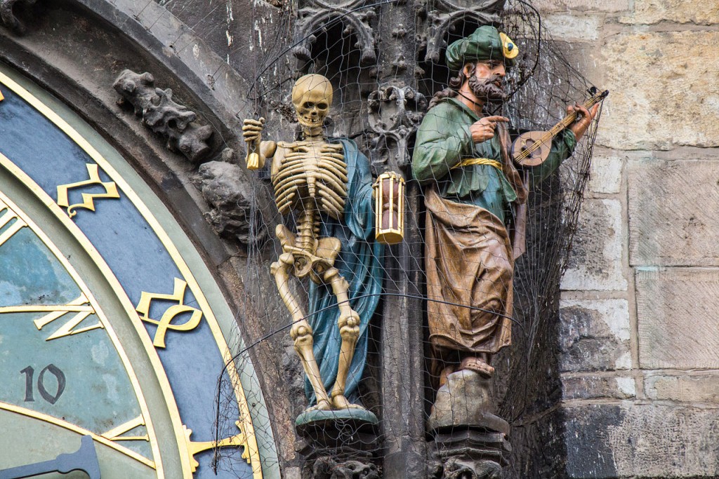 天文鐘的右邊兩個人像雕塑為「死亡」和「慾望」；