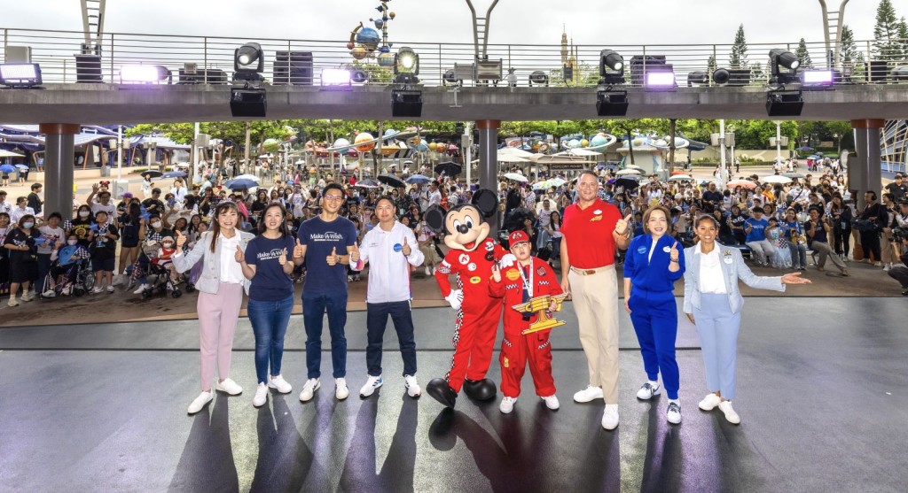 米奇老鼠特別換上賽車手服現身,為Heison頒發獎盃。