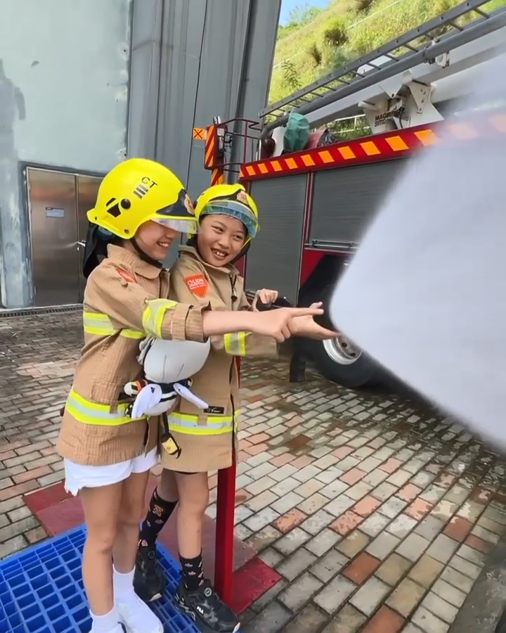 錢嘉樂的二女(右)亦有同行。 錢嘉樂的二女(右)亦有同行。