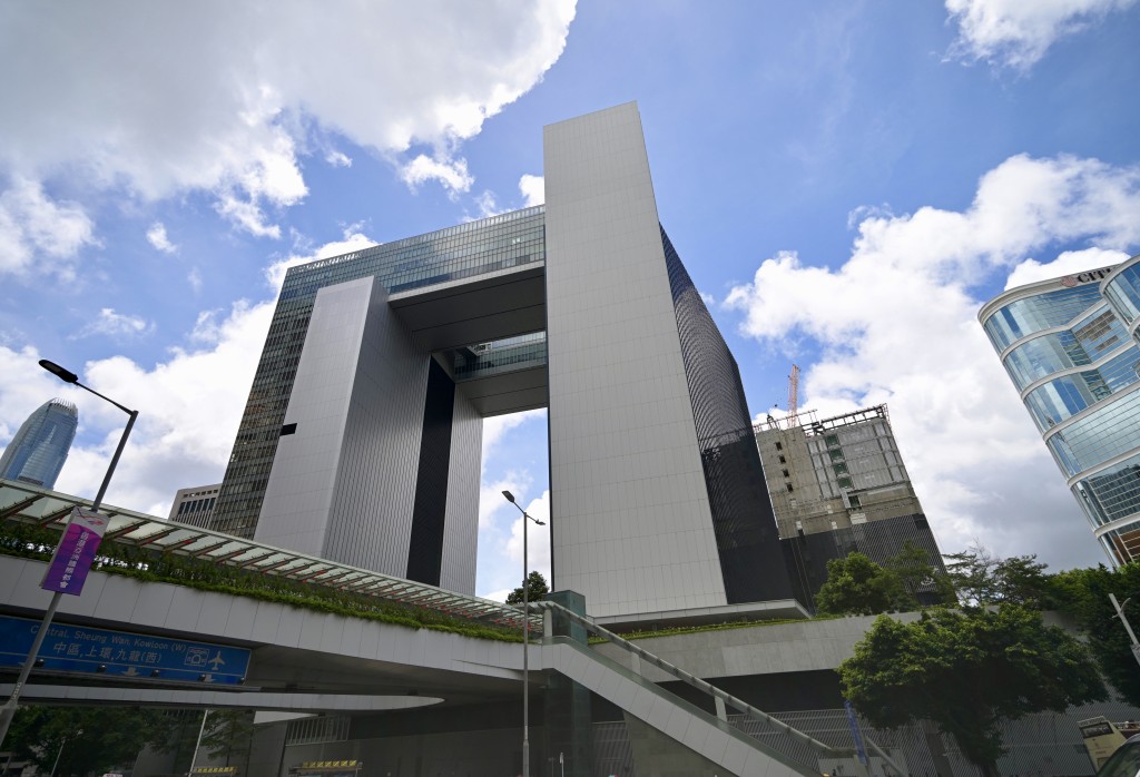 政府指,安排充分展現副司長助力政府有效運作的積極作用,體現本屆政府從體系提升管治水平的理念和主要官員相互補位的機動性和團隊精神。 政府指,安排充分展現副司長助力政府有效運作的積極作用,體現本屆政府從體系提升管治水平的理念和主要官員相互補位的機動性和團隊精神。