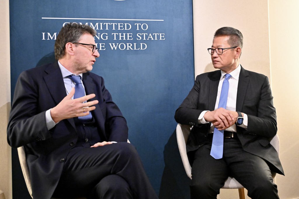 陈茂波（右）与意大利经济和财政部部长Giancarlo Giorgetti（左）会面。政府新闻处