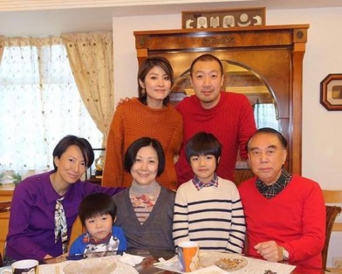 原告為陳慧琳奶奶沈靜(前排左三)入稟控告女兒劉建芝(左一)。 微博圖