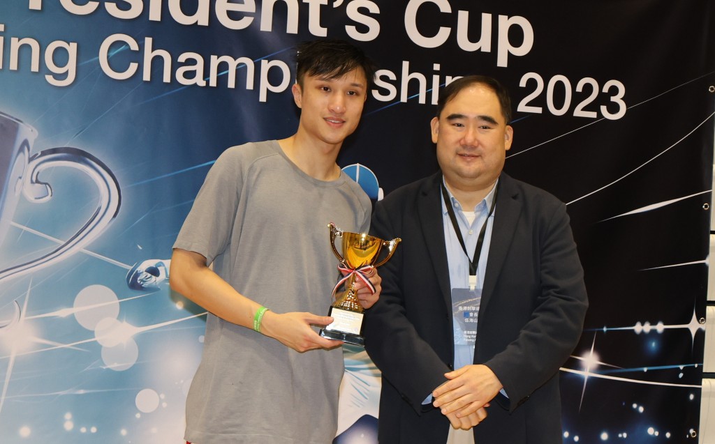 蔡俊彦与冠军奬杯。