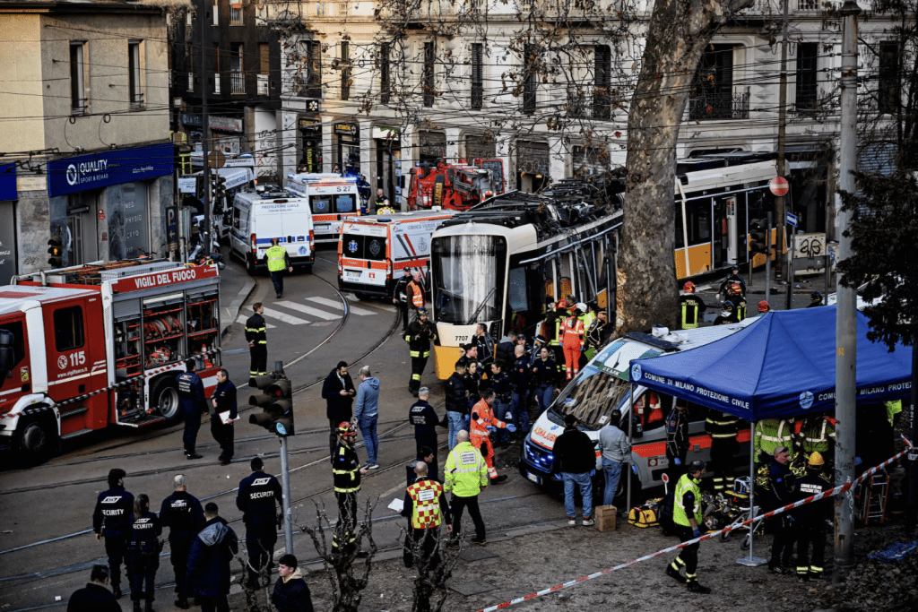 有生还乘客形容事发一刻犹如发生强烈地震。路透社