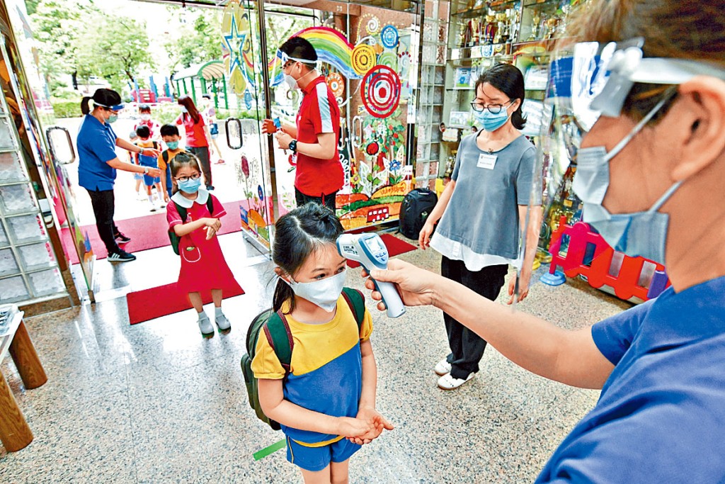 幼稚园高班复课，学生进入校门时须通过体温检测。