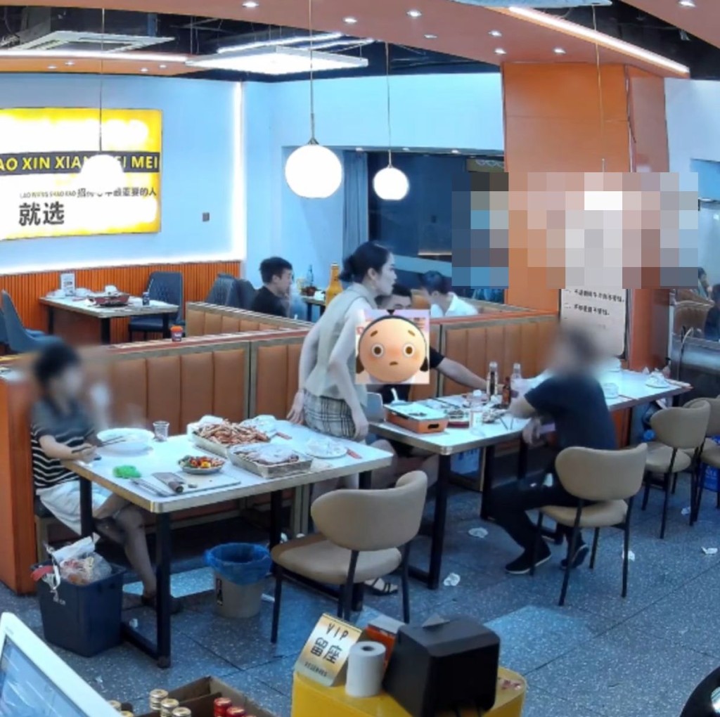 閉路電視拍下食客企圖非禮老闆娘的情景。千里眼 閉路電視拍下食客企圖非禮老闆娘的情景。千里眼