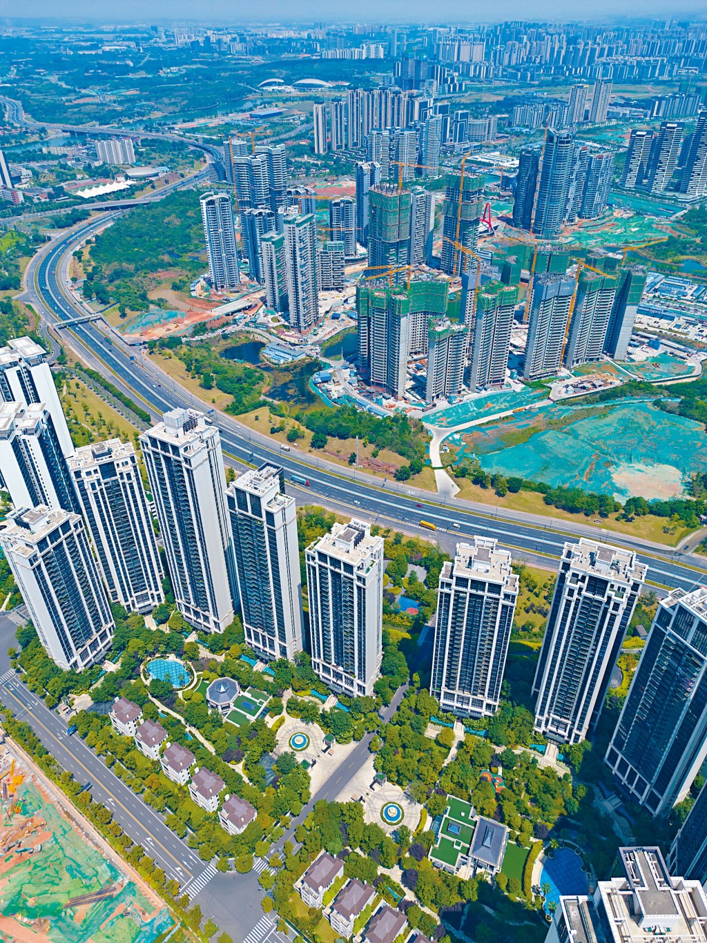 中央政治局會議重新定調樓市，被認為是為內地樓市打開寬鬆之門。