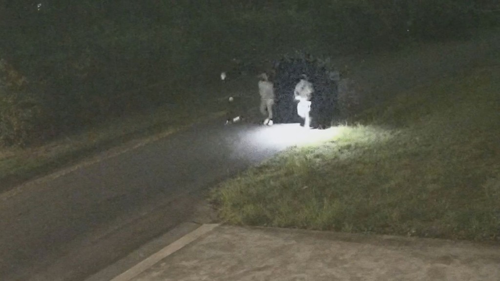 警方曾发布绑匪的身影,周三被捕的23岁男子即画面里其中一人。 NSW Police 警方曾发布绑匪的身影,周三被捕的23岁男子即画面里其中一人。 NSW Police