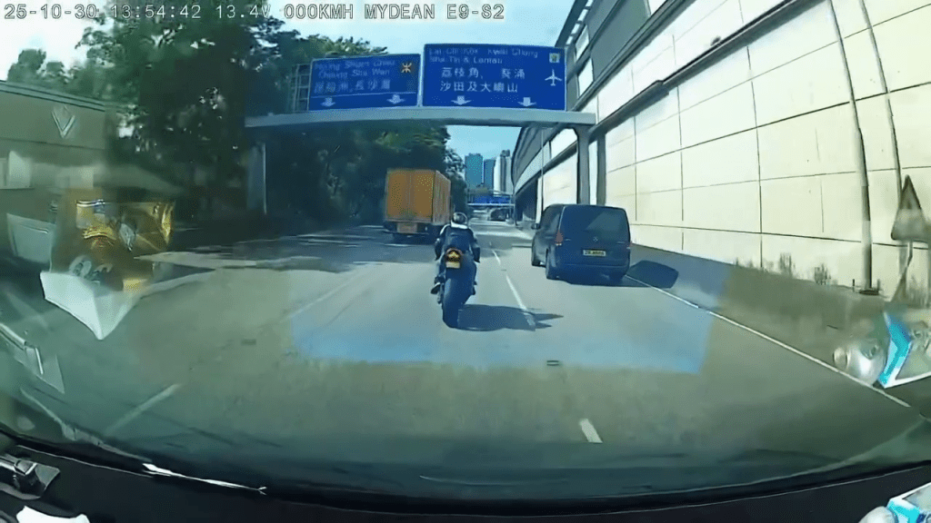 左線一部貨車切入中線,電單車見狀收慢。FB:車Cam L(香港群組) 左線一部貨車切入中線,電單車見狀收慢。FB:車Cam L(香港群組)