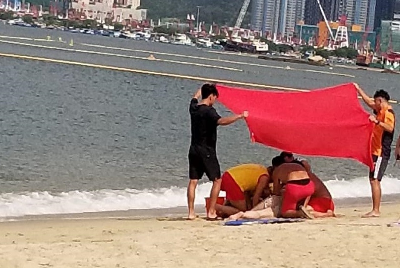 救生員用紅布遮擋太陽。fb：港九拯溺員工會