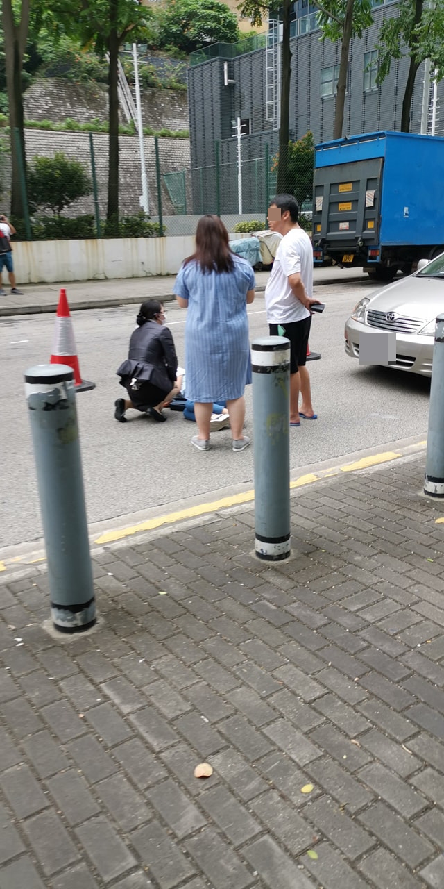 女子受傷倒地。 香港突發事故報料區FB/網民Ryan Hung‎圖