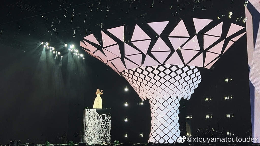 杨千嬅的舞台设计相当华丽。