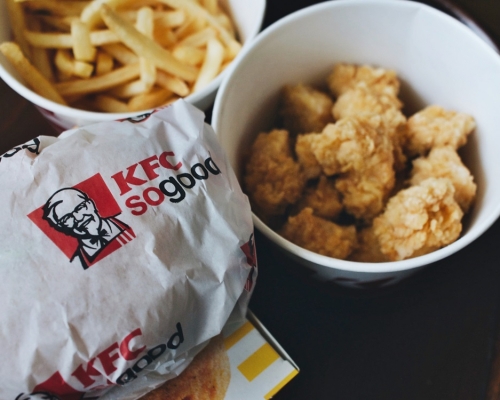 大學生吃逾20萬KFC「霸王餐」，被判囚2年半。示意網圖