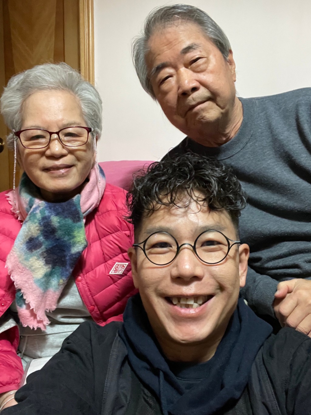林晓峰也曾贴出与父母的合照，当时网民惊讶林妈妈劲似狄龙。
