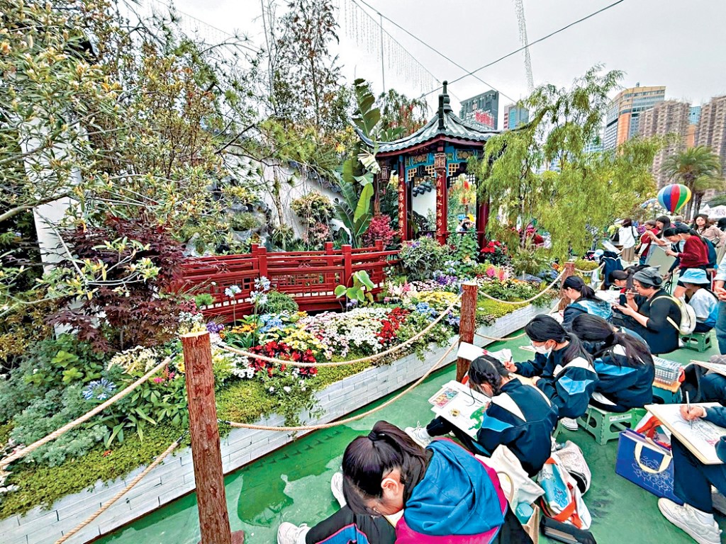 學生在花展寫生。