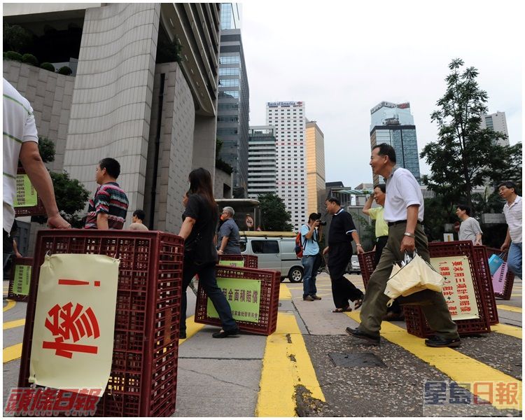 2008年港府連番出招,收回七成雞牌、規定街市「日日清」、大減供港活雞數量,業界連番抗議。資料圖片