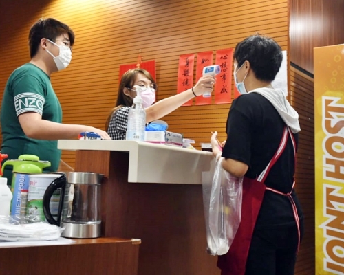 由於疫情嚴重,食肆全日禁止堂食,市民只能買外賣。