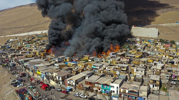 智利一貧民窟發生大火。AP圖片