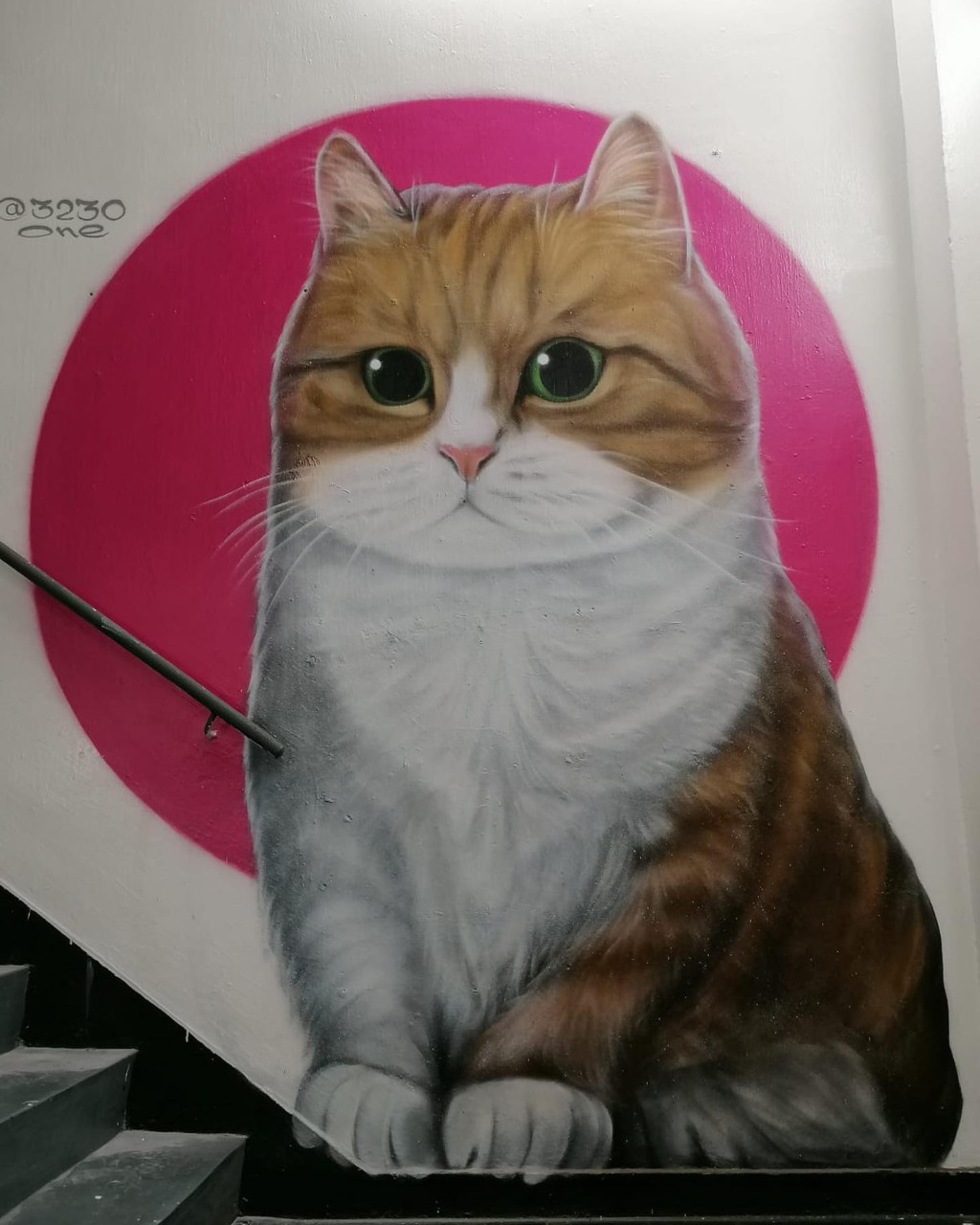 Vladimir在餐厅「Factory 99」的店外外墙上画上第4幅猫作品。「Factory 99」FB