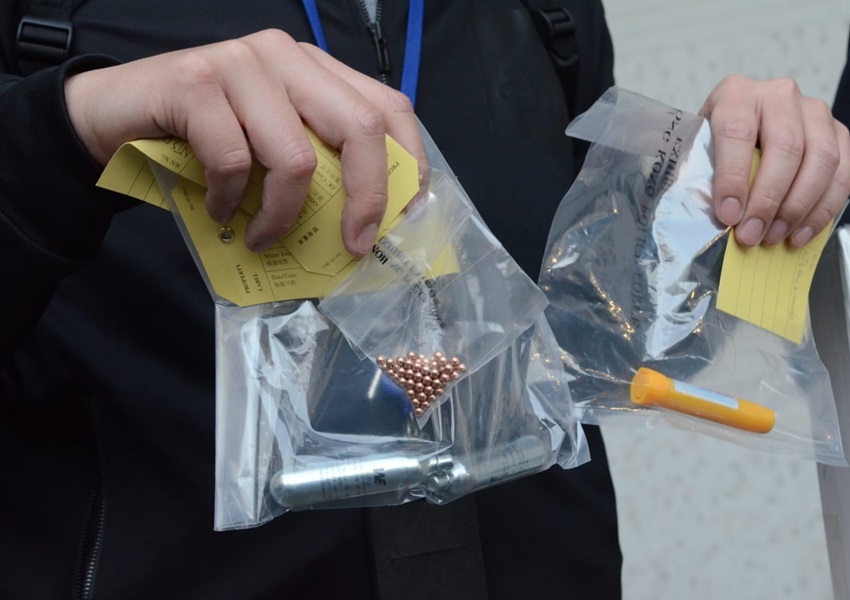 探員行動中檢獲鐵珠等物品。