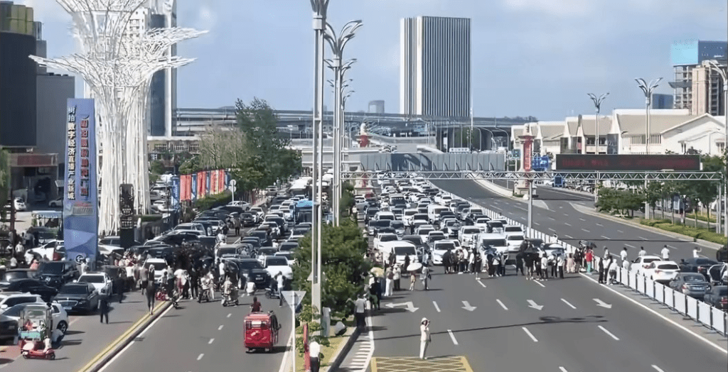 抗議者聚集在臨沂樹拍總部前公路上,導致交通一度癱瘓。 抗議者聚集在臨沂樹拍總部前公路上,導致交通一度癱瘓。